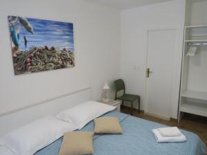 Old Fishermans House w 3BD, balcony and terrace by the Sea