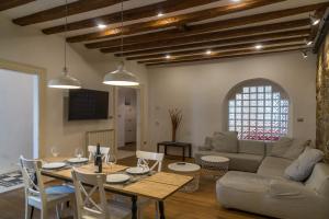 Hadithi Trieste, tra Le Rive e Piazza Unità