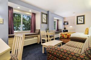 Queen Suite with Sofa Bed room in Hometown Inn & Suites Jacksonville Butler Blvd./Southpoint