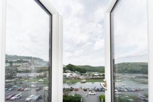 Modern House in Looe, Near Beach and Bars with Great Views and free access to a nearby Indoor Swimming Pool