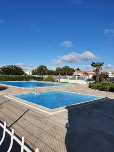 Maisons de vacances Maison Les Embruns avec piscine collective : photos des chambres