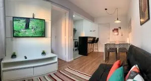 707- Apartamento Encantador, amplo e decorado, quarto, sala, cozinha, mobiliario moderno, cozinha completa com utensílios , Excelente vista da cidade e localização privelegiada no bairro Bigorrilho - Campo Comprido