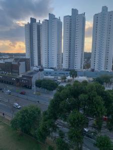 707- Apartamento Encantador, amplo e decorado, quarto, sala, cozinha, mobiliario moderno, cozinha completa com utensílios , Excelente vista da cidade e localização privelegiada no bairro Bigorrilho