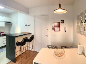 707- Apartamento Encantador, amplo e decorado, quarto, sala, cozinha, mobiliario moderno, cozinha completa com utensílios , Excelente vista da cidade e localização privelegiada no bairro Bigorrilho