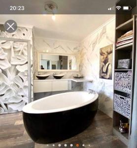 Villas VILLA PERLA SAINT-TROPEZ CAVALAIRE sur MER, 3-5 chambres, vue mer, piscine chauffee avril a octobre : photos des chambres