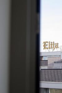 Elija Swan-Toy Apartments 2