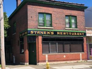 The Pub- 8BR Free Parking, Minutes From Falls & Casino