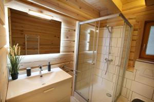 Blockhaus Chalet mit beheizbarem Badefass und Infrarotsauna auf der Terrasse