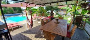 Maison avec piscine chauffée et pool house