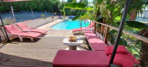 Maison avec piscine chauffée et pool house