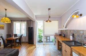 Colorful 2BDR Apartment in the City Center