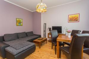 Colorful 2BDR Apartment in the City Center