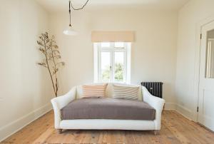 East Cottage by Bloom Stays