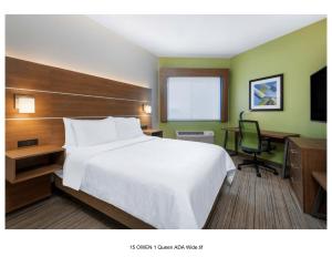 Queen Room - Hearing Accessible, Full Kitchen, Sofa Bed room in Holiday Inn Express & Suites Colorado Springs-Airport an IHG Hotel