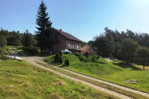 Dom na wzgórzu z pięknymi widokami. Miejsce Tropie - روجنوف