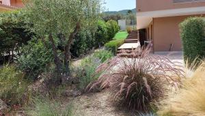 Villa Luigi a Poggio dei Pini, alloggio con giardino e posto auto