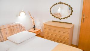 One bedroom apartment with terrace and seaview - B