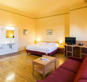 Budget Double Room with Shared External Bathroom room in Hotel Post Wien