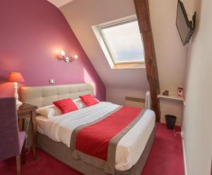 Hotels LOGIS Hotel Du Theatre : photos des chambres