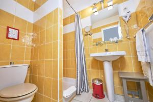 Hotels LOGIS Hotel Du Theatre : photos des chambres