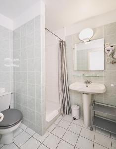 Hotels LOGIS Hotel Du Theatre : photos des chambres