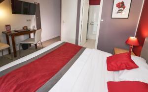 Hotels LOGIS Hotel Du Theatre : photos des chambres