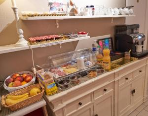 Hotels LOGIS Hotel Du Theatre : photos des chambres