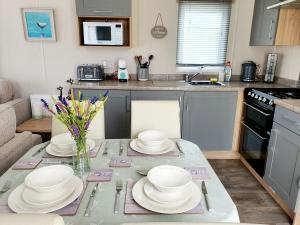 Premium accommodation with luxury HOT-TUB and decking area, near Fantasy Island