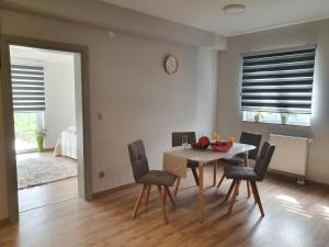 Apartman Fenestra s terasom i pogledom na Gacku