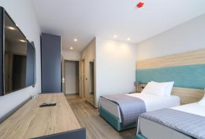 Deluxe Double or Twin Room with Sea View room in Hotel Saranda International