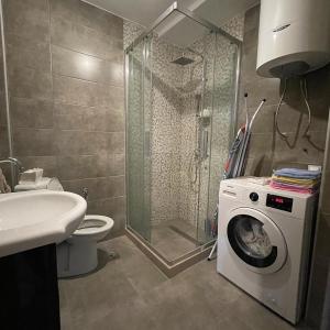 Lovely 1-bedroom apartment with 2-patios and parking