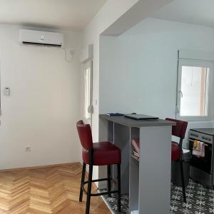 Lovely 1-bedroom apartment with 2-patios and parking