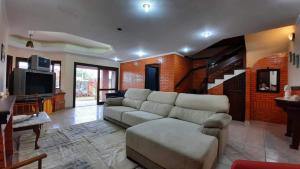 Casa com piscina, grande, próximo ao mar com wifi