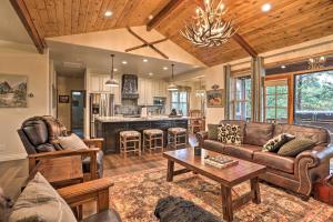 Near Bear Mountain and Big Bear Lake Gem with Hot Tub