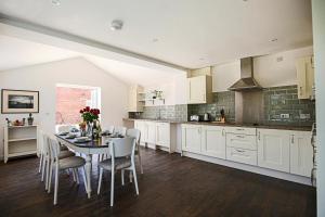Premium 4 large double bed townhouse in Bicester, next to Bicester Village