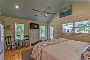 Tropical Studio quarter Mi to Public Beach Access!