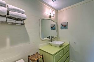 Tropical Studio quarter Mi to Public Beach Access!