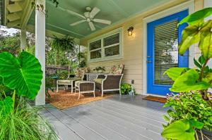 Tropical Studio quarter Mi to Public Beach Access!