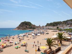 LETS HOLIDAYS Apartment sea views on the beach 3