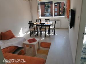 City Lake Pearl #lake Jarun#green area#free parking#cafes, tram to city, markets#balcony&sunny&easy self check in 24-7