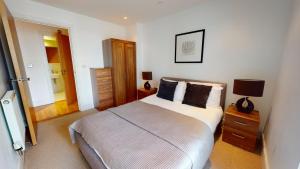 Two Bedroom Serviced Apartment in Indescon Square, Canary Wharf - image 2