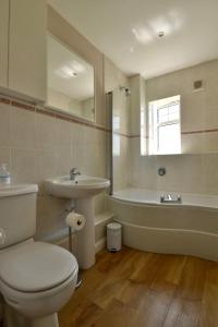 Central Stratford, 3 bedrooms, sleeps 6, easy walk to town, Parking, Self Catering, Great View