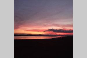 Casita de campo con vistas a una laguna