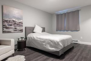 ENTIRE BACHELOR UNIT EN-SUITE UPTOWN WATERLOO - e5