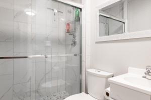 ENTIRE BACHELOR UNIT EN-SUITE UPTOWN WATERLOO - e5