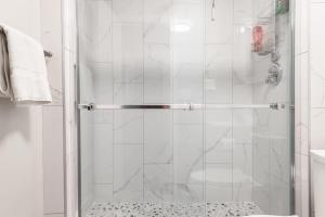 ENTIRE BACHELOR UNIT EN-SUITE UPTOWN WATERLOO - e5