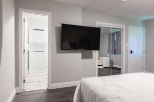 ENTIRE BACHELOR UNIT EN-SUITE UPTOWN WATERLOO - e5