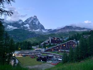 Cervinia Ski In Ski Out - Spacious Apartment