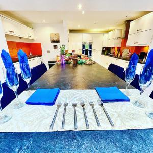 PENDERI HOUSE Usk with Cymru Holidays