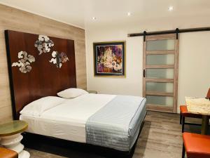King Suite room in Casa Blanca Inn & Suites